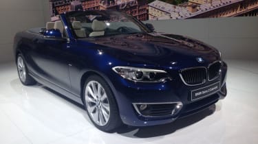 BMW 2系列可转换在巴黎电机节目中显示