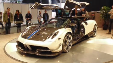 Laferrari战斗Pagani Huayra BC打火机，更强大 - 非常罕见