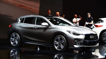 独家infiniti Q30图片全面显示全新的高级舱口