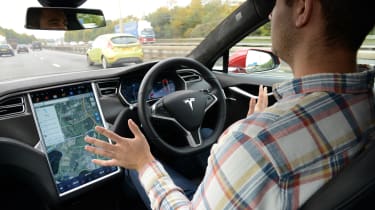 Tesla的召唤自动驾驶功能现已在英国提供
