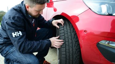 轮胎压力和胎面深度：您的轮胎安全检查指南