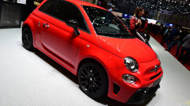 热门Abarth 595 Pista比赛在日内瓦电机展