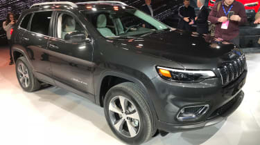 新的2019年Jeep Cherokee Facelft在底特律转起了