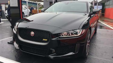 新的Jaguar XE 300在金属中看到的第一次看到的运动