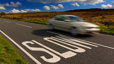 周日司机促进乡村道路的高死亡率
