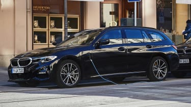新的BMW 330E推出了巡回巡回演出插件混合动力