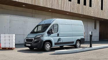 新的2020 Peugeot E-Boxer电饭车到达211英里范围