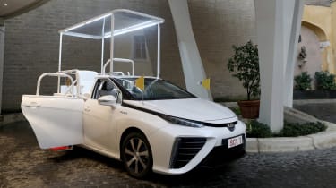 氢气动力丰田Mirai Popemobile为教皇弗朗西斯建造了