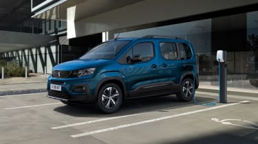 新的2021 PEUGEOT E-rifter Electric MPV显示出来