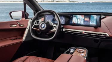 新的BMW iDrive 8信息娱乐系统全面显示