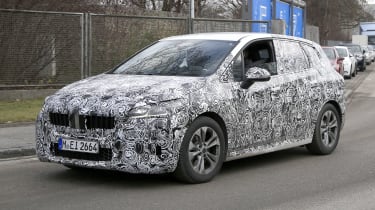 新的2021 BMW 2系列活动旅行器夹在相机上