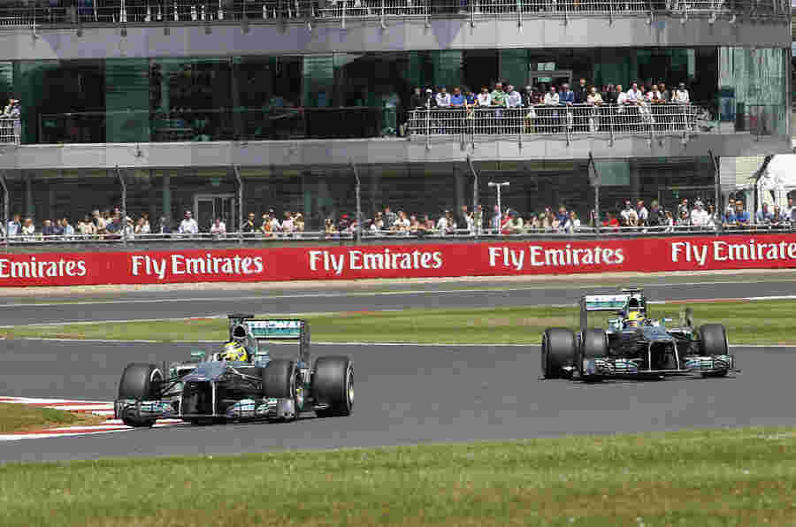 Nico Rosberg赢得英国大奖赛在轮胎混乱中