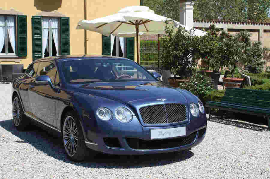 旅游Superleggera Bentley飞行明星为沙龙饲养