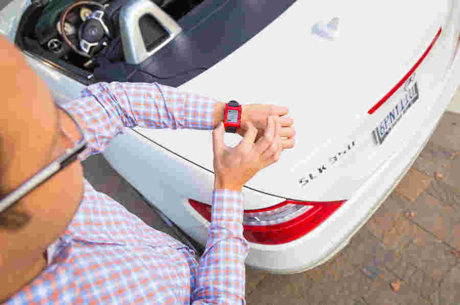 梅赛德斯揭示了一款可以与汽车交谈的智能手表