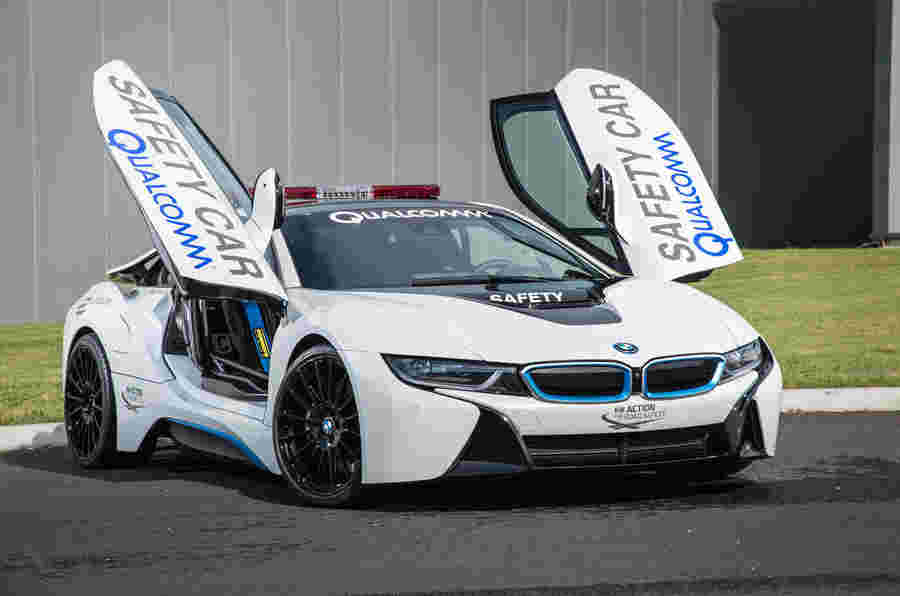 公式E的BMW I8安全车在轨道上驱动