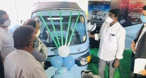 比亚乔在海得拉巴推出电动三轮车系列