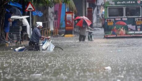 大阵雨导致孟买多个地区交通拥堵