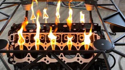 这台V10引擎变成了一个喷火的桌子 看起来像一个热乎乎的烧烤