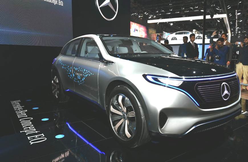 梅赛德斯概念eq显示在2018年的汽车博览会