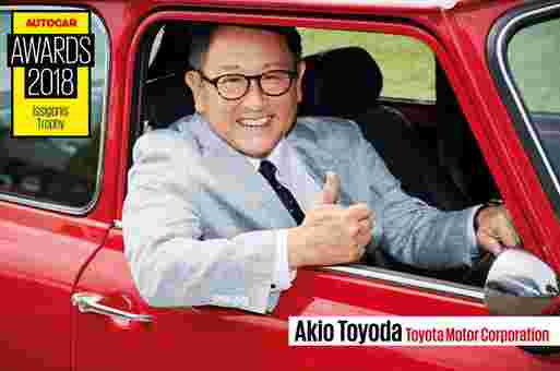Autocar向丰田总统Akio Toyoda发表奖励奖杯