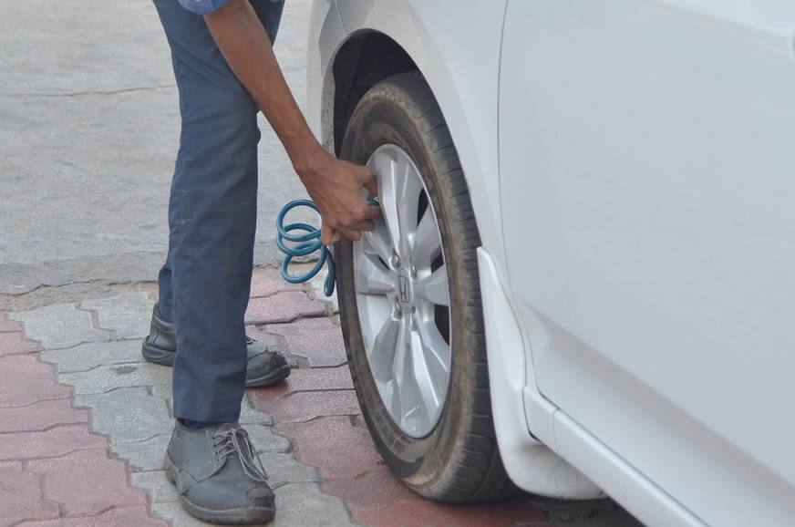 政府仔细考虑制造氮气填充轮胎强制性