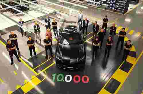 Lamborghini Urus穿过10,000单位的生产里程碑