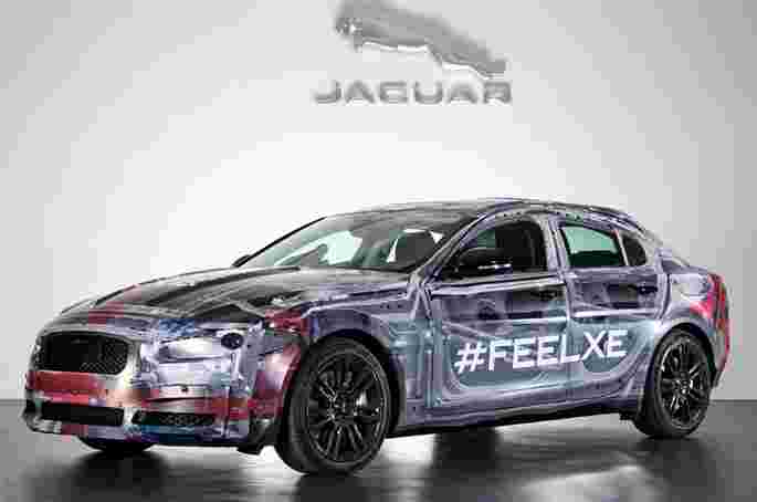 Jaguar XE Sedan Prototype显示