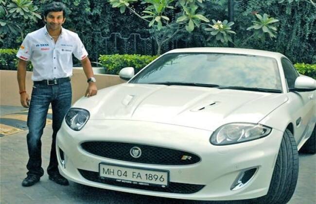 Narain Karthikeyan推动了印度大奖赛领先的Jaguar XKR