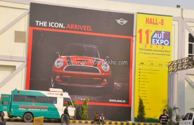 在2012年德里汽车博览会上销售价值1亿卢比的假货票
