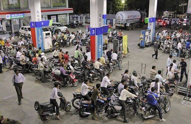 印度的汽油价格可能跌幅卢比。4在7月份