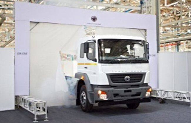 Bharatbenz Trucks通过从装配线上滚动卡车开始生产活动
