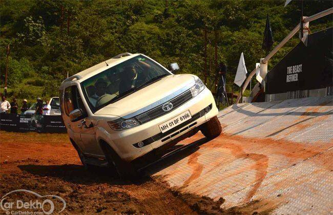 Tata Safari Storme在马哈拉施特拉邦击中道路