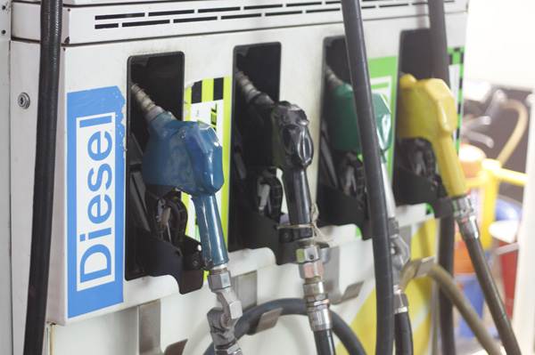 汽油，柴油价格每升减少2卢比