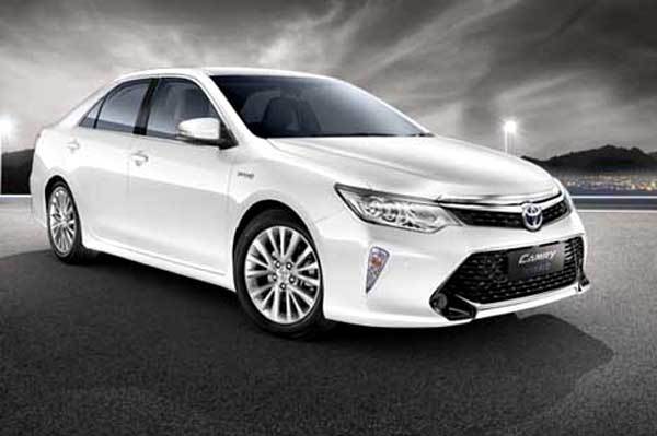 丰田Camry Hybrid Facelift看到销售中的拾取器