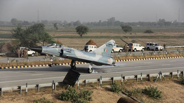 IAF Mirage 2000首先在Agra-Lucknow Expressway上降落