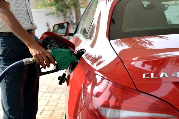 汽油价格上涨0.64卢比/升，柴油削减了1.35卢比/升