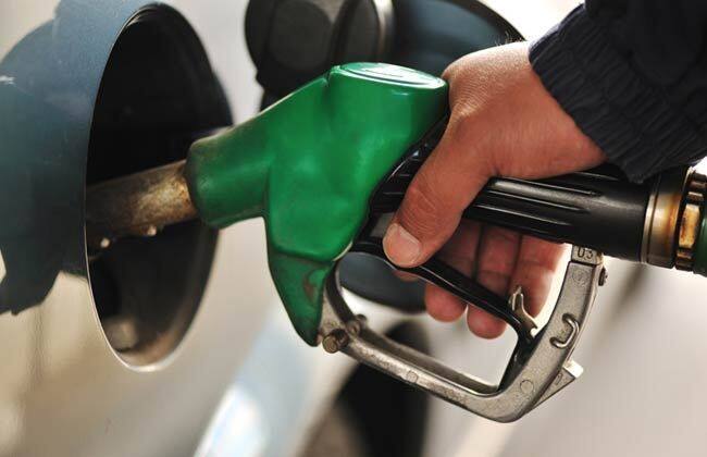 明天从汽油价格削减1.89-2.38卢比/升