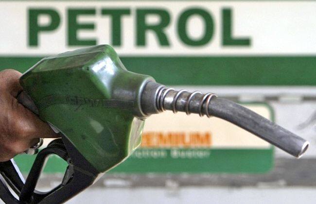 汽油和柴油的消费税率被卢比徒步旅行。2;零售价没有变化