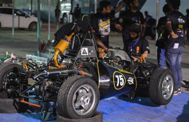 孟买赛车的猎人赛车赛马赛玛雅·索马伊亚队赢得了2015年第一家JK轮胎公式设计挑战