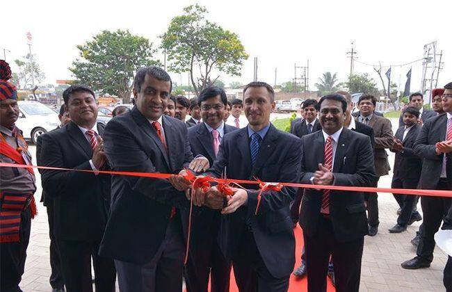 梅赛德斯 - 奔驰在Raipur揭开了一辆新的汽车机库