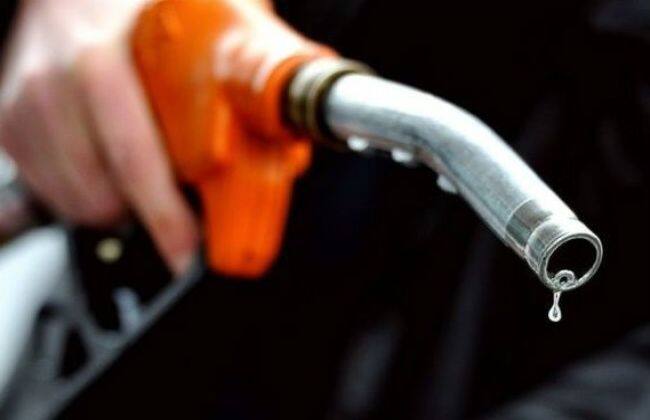 汽油和柴油价格上涨卢比。3.07和1.90分别