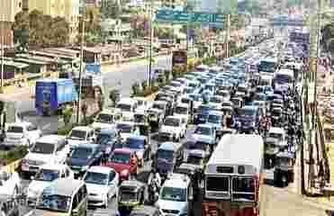 孟买：高峰时段受限制的重型车辆运动