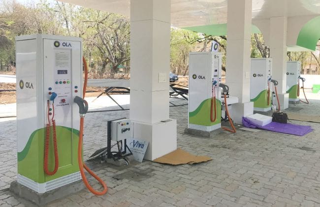 在印度的第一EV充电站偷看