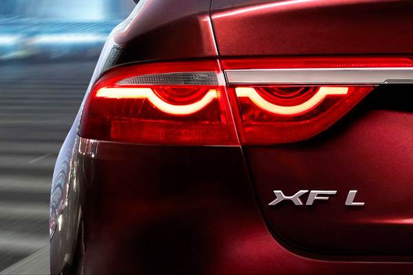 新的Jaguar XF L在北京首次亮相之前取笑