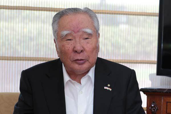 Osamu Suzuki随着Suzuki CEO的降低，燃油经济丑闻