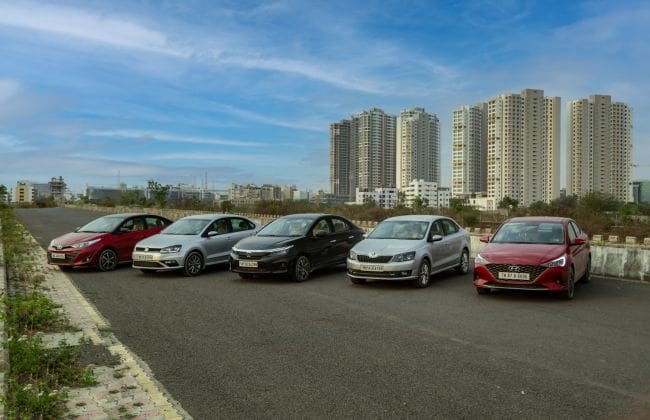 击败热量：本田市vs Hyundai Verna VS Skoda Rapid VS VW Vento VS Toyota Yaris：交流性能比较