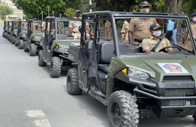 孟买警察在这些卑鄙的Polaris ATV中守卫海滩，依赖于依赖