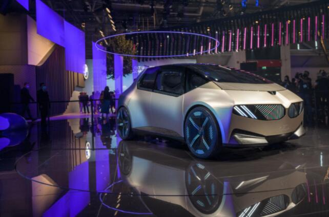 宝马概念暗示 2040 年可回收四座电动汽车