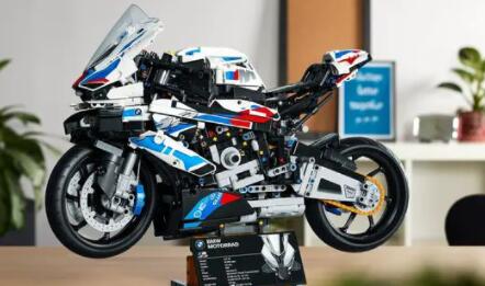 这款宝马M1000RR 1:5比例模型看起来直接来自变形金刚联盟