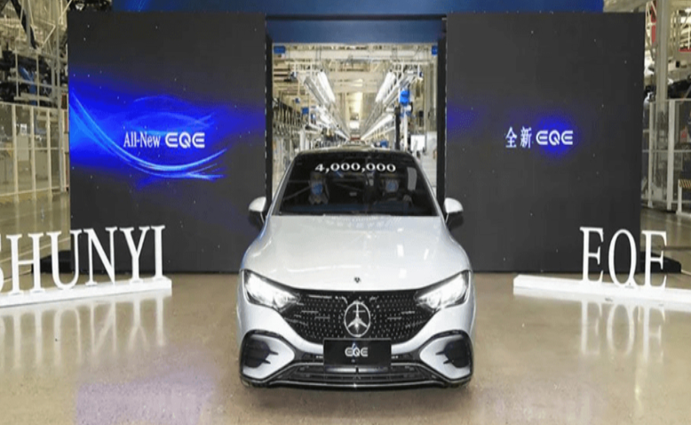 The new Mercedes-Benz EQE rolls off the production line, with a pure electric cruising range of over 700 kilometers to be released on June 16